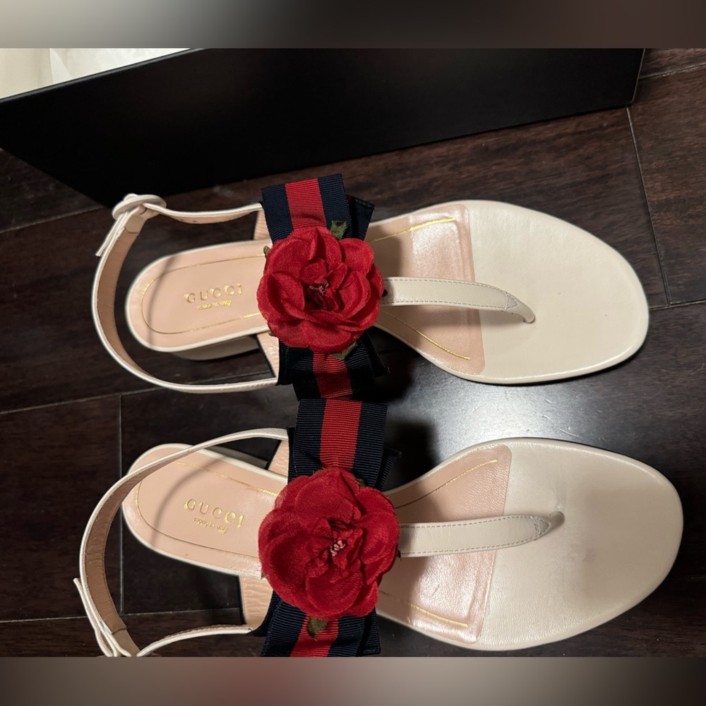 GUCCI NWT - Calfskin Web Cindi Rose T-Strap Thong Sandals 39.5 White